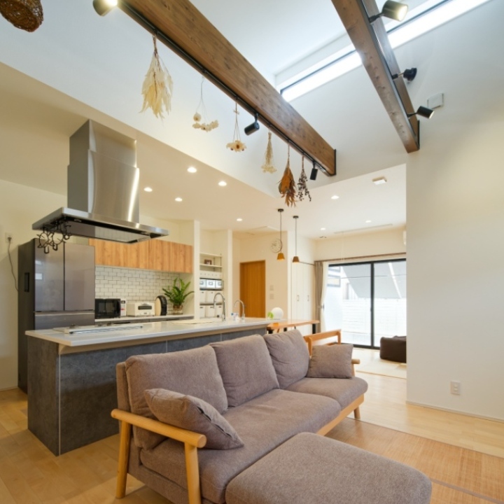 狭いリビングを広く見せるレイアウト実例7選！視覚効果を高めた家具配置のコツも紹介