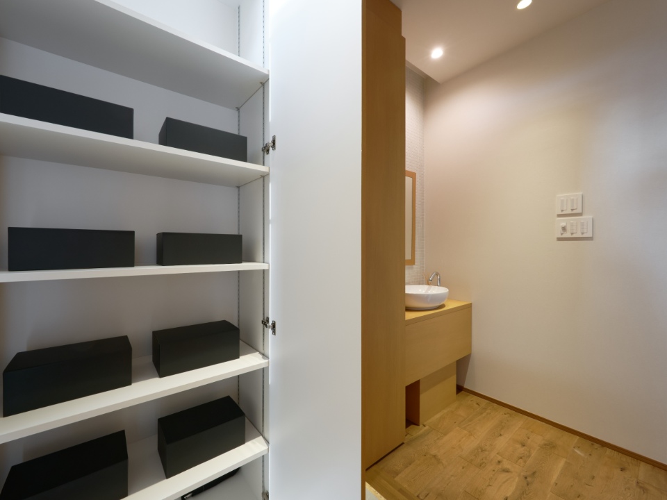 収納棚と洗面台